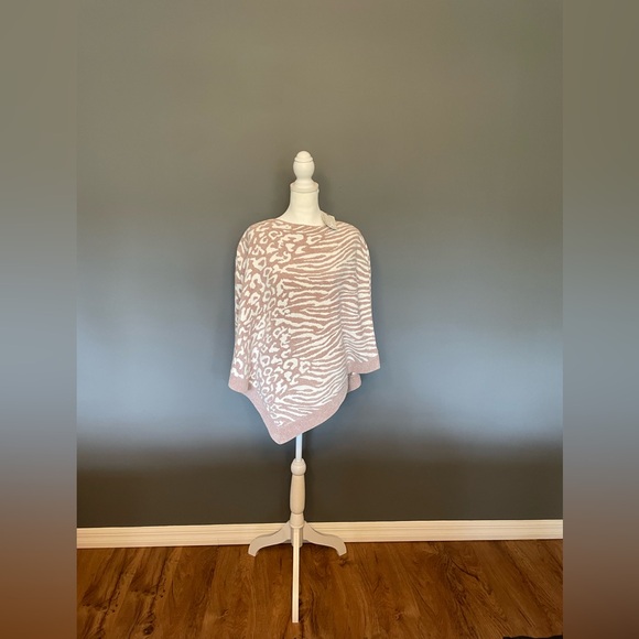 NEW WITH TAGS! Barefoot Dreams Ultra Lite Ocean Breeze PONCHO in Faded Rose OS - Picture 3 of 14